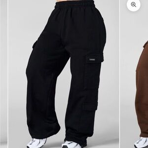 YoungLA Women's Black Cargo Kove Joggers size M